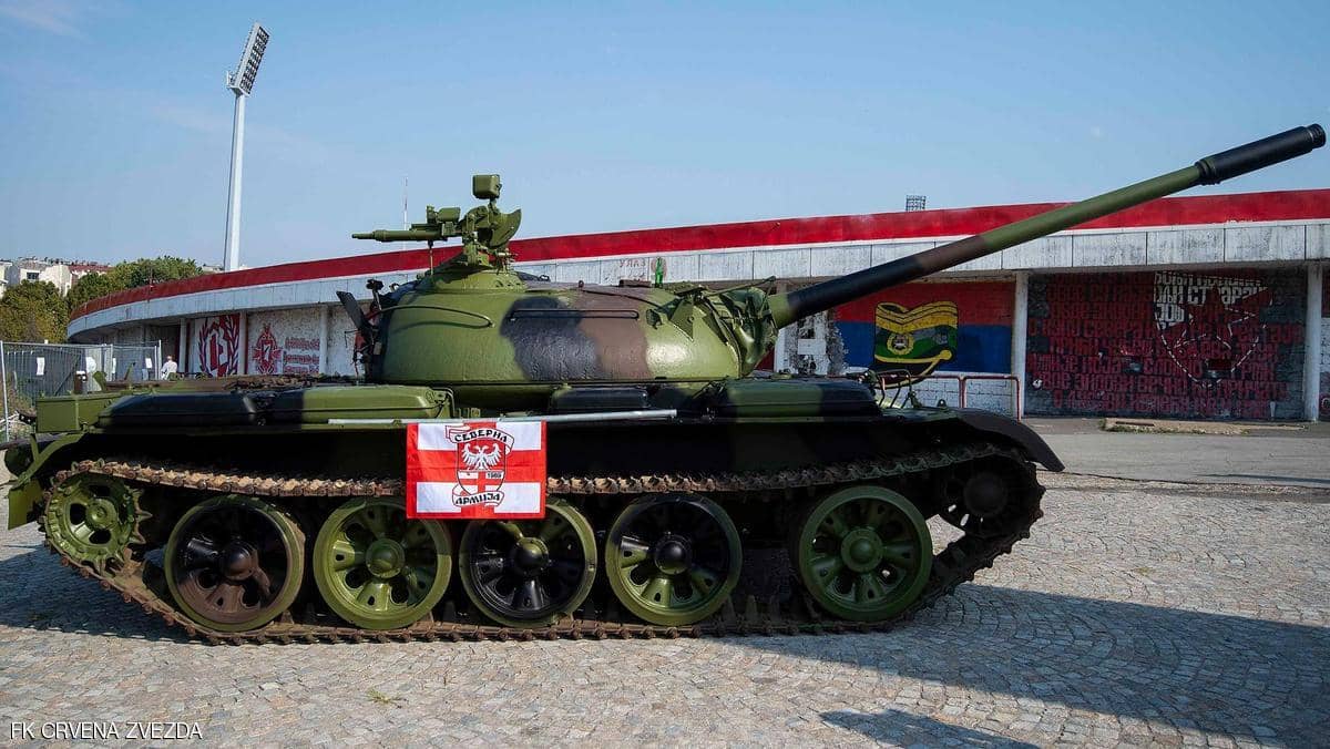 في صربيا.. ماذا تفعل هذه الدبابة أمام ملعب للكرة؟